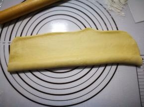 从下往上把面团卷起来