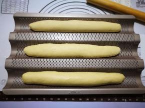 全部的面团都这样整形好，放入学厨法棍模具中