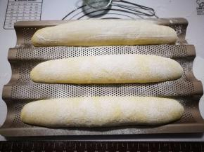 放烤箱发酵，底下放盆热水，发酵到两倍大。