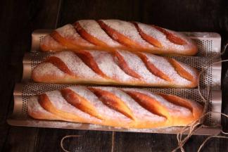 烤箱上下火180度预热十分钟，面包放烤箱中层，烤20分钟。注意及时盖锡纸防止上色过深。烤好后拿出晾凉即可。