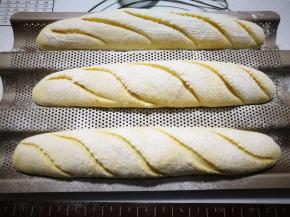 拿出面团，筛一层薄薄的面粉，然后用刀片斜着割五个口子。