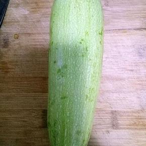 准备西葫芦一个