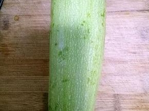 准备西葫芦一个