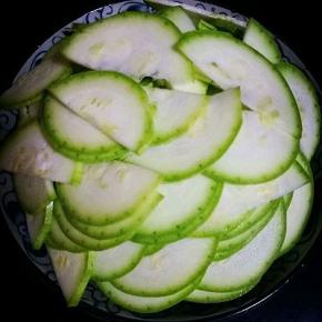 西葫芦清洗干净，切片去装盘备用