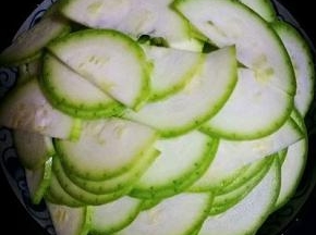 西葫芦清洗干净，切片去装盘备用