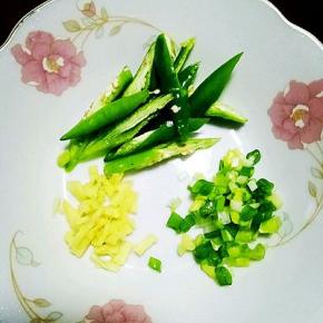 小葱切碎，姜末，青椒切条