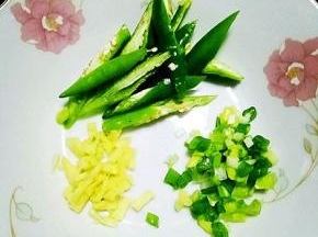 小葱切碎，姜末，青椒切条
