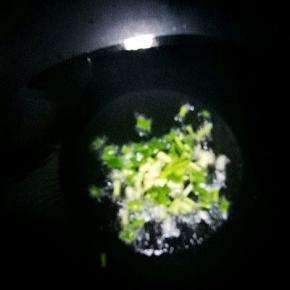 锅里倒油，烧热放入葱花，姜末炒片刻