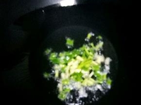 锅里倒油，烧热放入葱花，姜末炒片刻