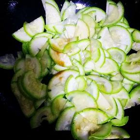 放入适量盐翻炒至西葫芦变熟，加入少许鸡精翻炒均匀即可