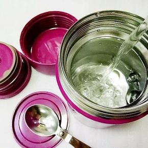 焖烧罐中注入适量沸水，盖上盖子从分摇匀