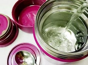 焖烧罐中注入适量沸水，盖上盖子从分摇匀