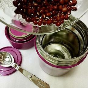 放入浸泡好的红豆