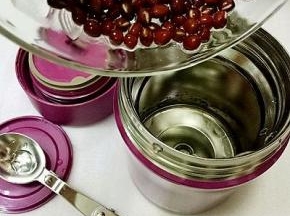 放入浸泡好的红豆