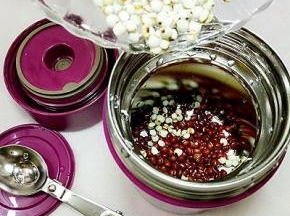 再次注入沸水，拧紧盖子