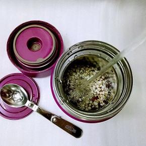 再次注入沸水，拧紧盖子