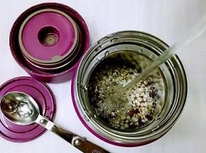 再次注入沸水，拧紧盖子