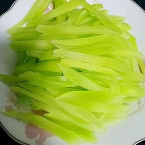 将莴笋削皮洗干净，切成丝，小葱切碎