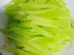 将莴笋削皮洗干净，切成丝，小葱切碎