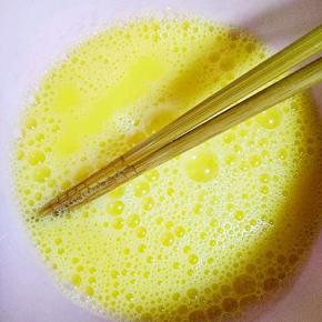 鸡蛋打散，加一点温水，少许盐，打均匀（加温水炒出来的鸡蛋会更嫩）