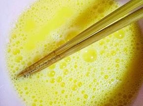鸡蛋打散，加一点温水，少许盐，打均匀（加温水炒出来的鸡蛋会更嫩）
