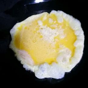 锅里倒油，下入蛋液，中火炒至蛋液凝固盛出