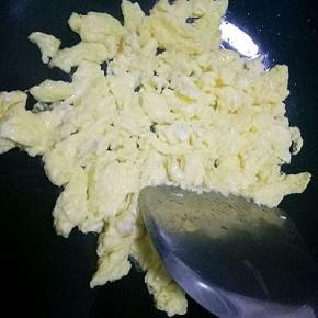 炒好的鸡蛋盛出备用