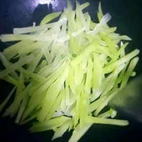 锅里放少许油，放入葱花，加入莴笋丝翻炒变软，加适量盐