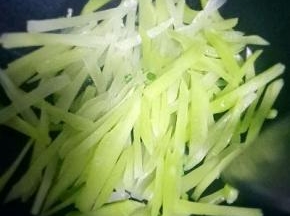锅里放少许油，放入葱花，加入莴笋丝翻炒变软，加适量盐