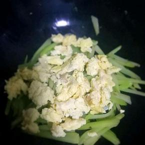 加入生抽，加入鸡蛋炒均匀即可