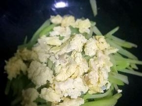 加入生抽，加入鸡蛋炒均匀即可