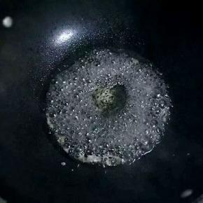 锅中放入水，白砂糖，蜂蜜，大火烧开转小火熬制（熬制过程中要有耐心）