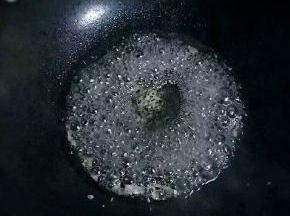锅中放入水，白砂糖，蜂蜜，大火烧开转小火熬制（熬制过程中要有耐心）