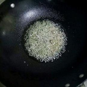 熬制时要不断搅拌，由大气泡变成密集小气泡。