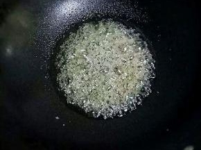 熬制时要不断搅拌，由大气泡变成密集小气泡。
