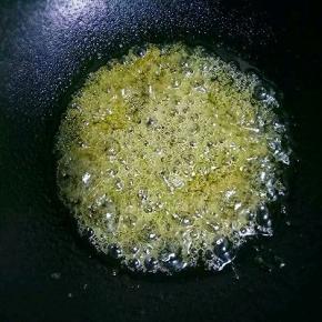 颜色由白色变成深色且粘稠，用筷子蘸糖水，迅速放入凉水中，糖稀迅速结晶，咬一下有硬，脆的感觉，就熬制好了