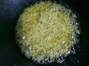 颜色由白色变成深色且粘稠，用筷子蘸糖水，迅速放入凉水中，糖稀迅速结晶，咬一下有硬，脆的感觉，就熬制好了