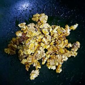 熬好后迅速加入核桃仁快速翻拌均匀。