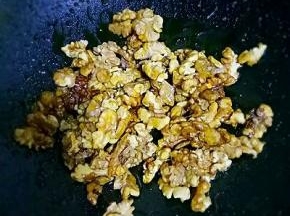 熬好后迅速加入核桃仁快速翻拌均匀。