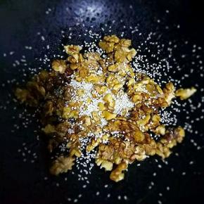 关火，倒入芝麻快速翻拌均匀即可
