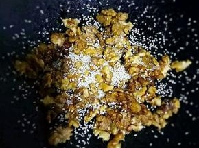 关火，倒入芝麻快速翻拌均匀即可