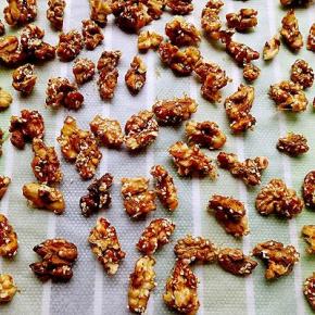 然后盛出来，一个一个分开，晾凉