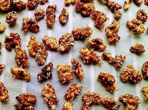 然后盛出来，一个一个分开，晾凉