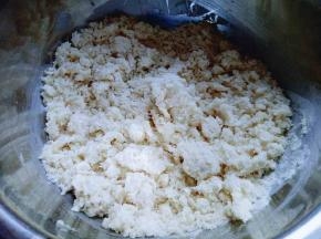 用筷子搅成絮状，再揉成面团，放在旁边盖上保鲜膜备用。