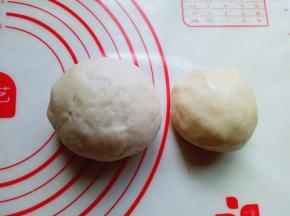 油酥和油皮全部做好了，盖上保鲜膜松弛15分钟。