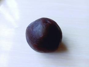 豆沙蛋黄馅包起来，如图。这样馅料酒做好了