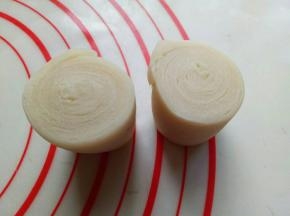 取一天面团，从中间切开，如图，很有层次感吧！