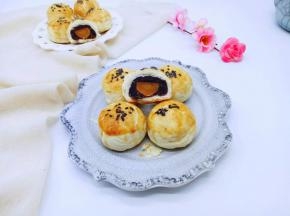 烤好后戴上隔热手套取出烤盘，装入盘中，冷后即可食用。