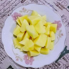 土豆去皮，切滚刀块，冲洗掉淀粉