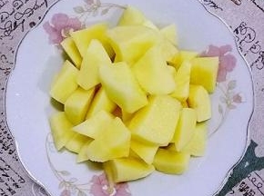 土豆去皮，切滚刀块，冲洗掉淀粉